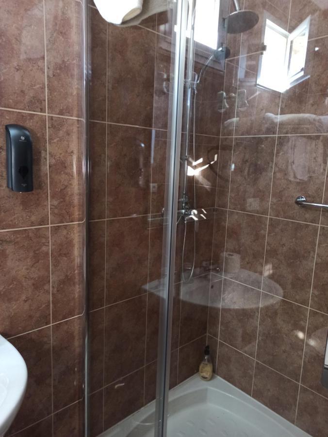 Fabero Pension La Parada מראה חיצוני תמונה