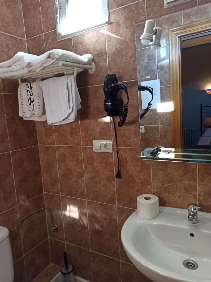 Fabero Pension La Parada מראה חיצוני תמונה